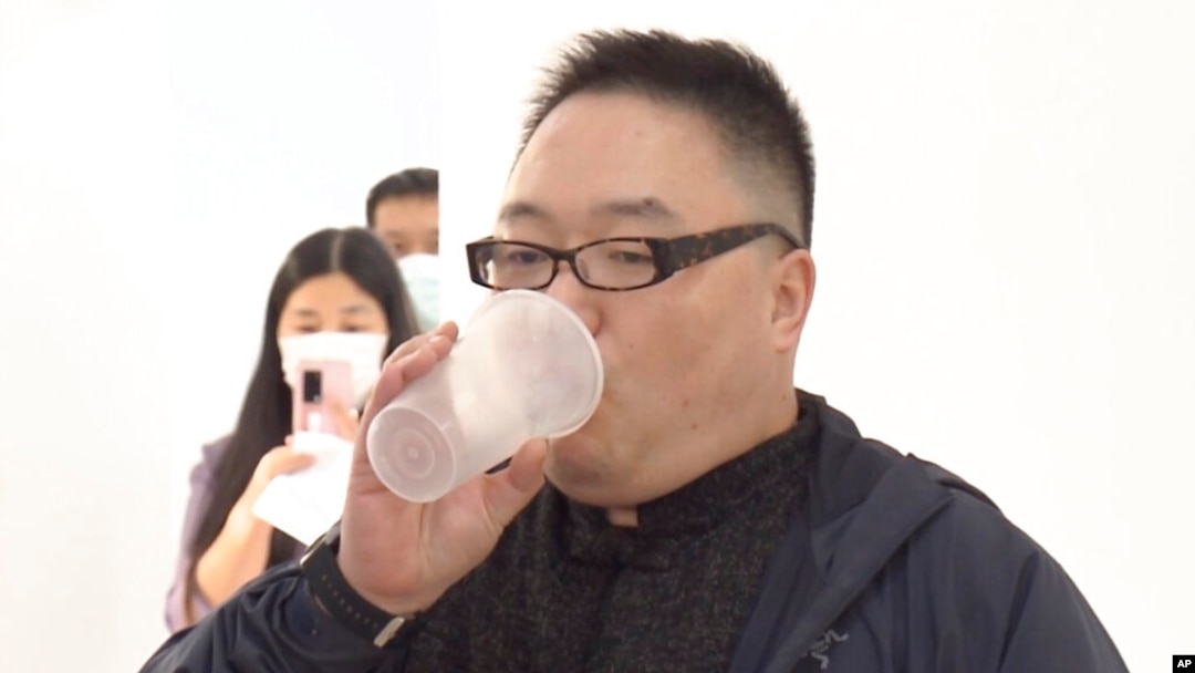 Seorang pria menghirup vaksin COVID aerosol yang dikembangkan oleh perusahaan biofarmasi China CanSino Biologics Inc. di Shanghai pada Rabu, 26 Oktober 2022. (Foto: Shanghai Media Group via AP)