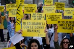 Aktivis Amnesty International mengorganisir aksi duduk di Capitol Hill Roma dalam aksi solidaritas dengan pengunjuk rasa di Iran, Rabu, 5 Oktober 2022. (AP/Gregorio Borgia)