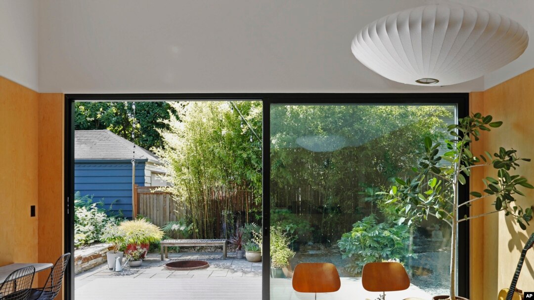 Unit Contoh Tempat Tinggal Aksesori, rumah kecil yang terpisah dari rumah utama. (Mark Woods Photography for Bigger Than Tiny, Smaller Than Average via AP)