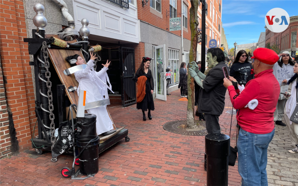 Ingeniosos y complicados disfraces compiten en originalidad este Halloween en Salem, Massachusetts.