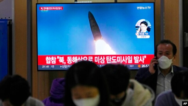 29일 한국 서울역에 설치된 TV에서 북한 미사일 발사 관련 뉴스가 나오고 있다.