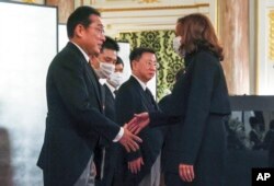 La vicepresidenta de Estados Unidos, Kamala Harris encabezó la delegación estadounidense que se hizo presente en el funeral del pimer ministro Shinzo Abe. En la foto Harris expresa sus condolencias y saluda al primer ministro japonés Fumio Kishida.