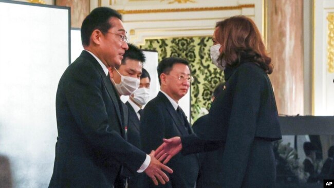 카멀라 해리스(오른쪽) 미 부통령이 27일 도쿄에서 아베 신조 전 일본 총리 국장 진행 중 기시다 후미오 총리와 악수하고 있다.