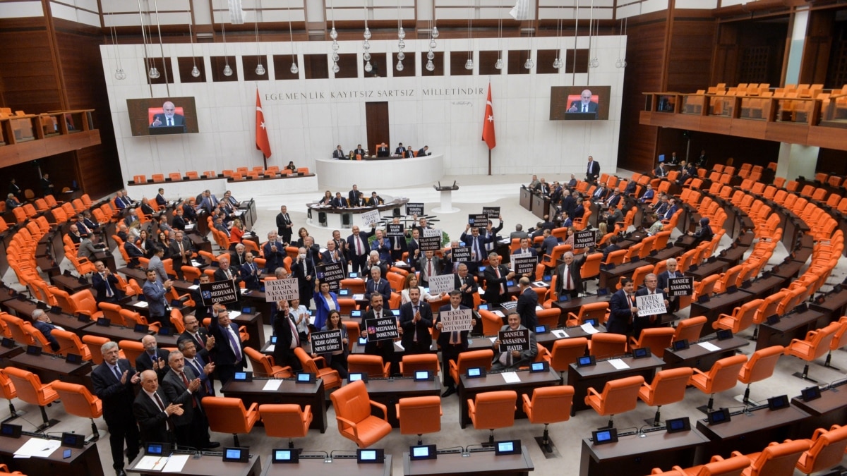 Türk milletvekilleri yeni bir dezenformasyon yasasını onayladı