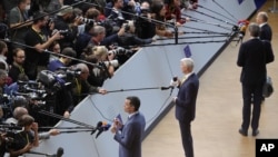 Španski premijer Pedro Sančez (L), letonski premijer Krisjanis Karins i nemački kancelar Olaf Šolc (D) obraćaju se medijima uoči početka dvodnevnog samita (Foto: AP/Olivier Matthys)