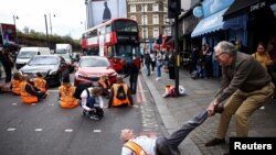 Para demonstran dari kelompok pencinta lingkungan hidup melakukan aksi protes “Just Stop Oil” di London, Inggris (15/10). 