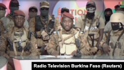 Des militaires burkinabè annoncent à la télévision nationale que le lieutenant-colonel Paul-Henri Sandaogo Damiba a été renversé à Ouagadougou, Burkina Faso, le 30 septembre 2022.