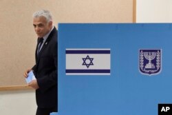 Perdana Menteri Israel Yair Lapid memberikan suaranya dalam pemilihan kelima negara itu dalam empat tahun, di sebuah tempat pemungutan suara di Tel Aviv Selasa, 1 November 2022. (Jack Guez/Pool via AP)