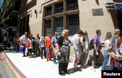 Personas hacen cola en el Consulado español de Buenos Aires para obtener la nacionalidad del país ibérico el 27 de diciembre de 2011 bajo el marco de la "Ley de Memoria Histórica" de 2007.