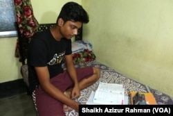 With his schoolhouse  closed due to the fact that of a COVID lockdown, an Indian student, similar  hundreds of thousands of students crossed  the country, studies online from home, utilizing a mobile phone, past  year.