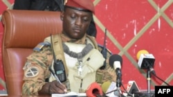 Le nouveau dirigeant du Burkina Faso, le capitaine Ibrahim Traore, participe à une réunion à Ouagadougou, le 02 octobre 2022. 