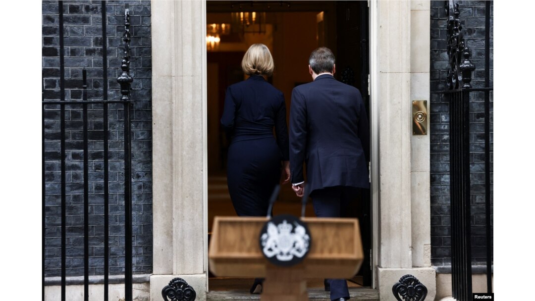 Britanska premijerka Liz Truss sa svojim suprugom ulazi u rezidenciju u Downing Streetu u Londonu, 20. oktobra 2022.