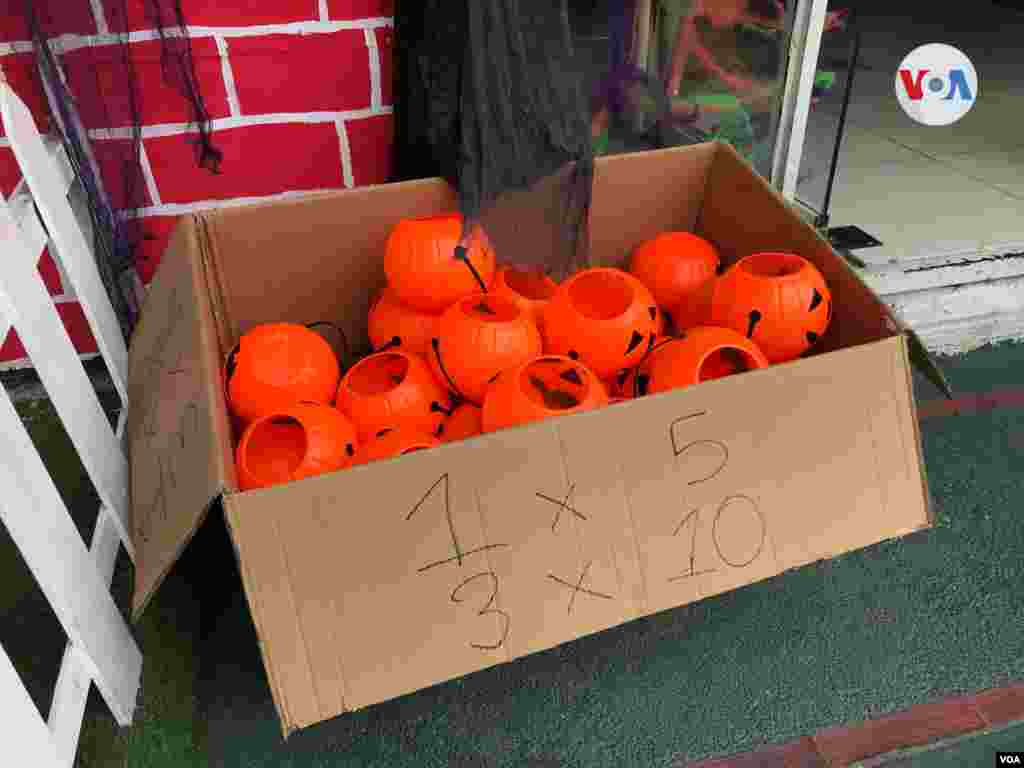 Ofertas de calabazas de plástico de Halloween. &nbsp;[Foto: Carolina Alcalde, VOA]