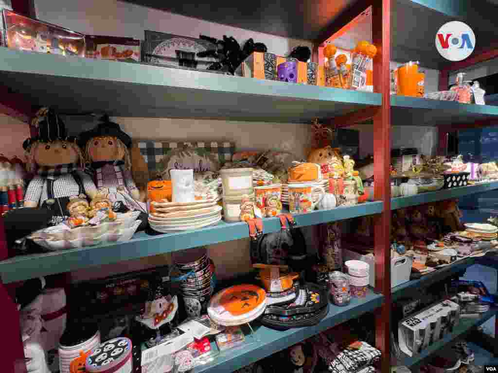 Tiendas ofrecen productos importados con motivo de Halloween, el fin de semana ofrecían descuentos de hasta un 20%. [Foto: Carolina Alcalde, VOA]