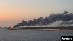 连接俄罗斯本土与被其吞并的克里米亚半岛的刻赤大桥（Kirch Bridge）星期六（10月8日）一早发生剧烈爆炸。