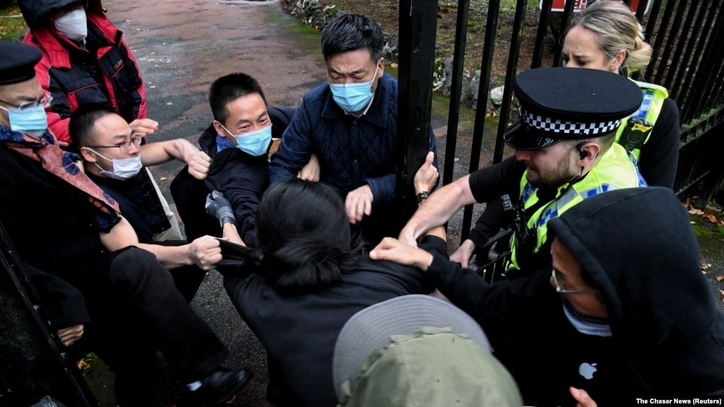中国驻曼彻斯特领事馆工作人员正在把反中共“二十大” 的示威者扯入领事馆内进行殴打。（2022年10月16日）(photo:VOA)