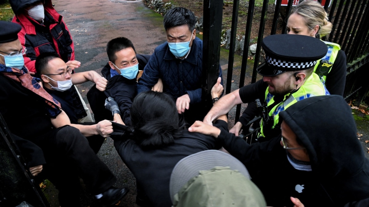 中国领事馆香港示威者遭袭击事件 英国警方: 有人涉嫌触犯罪行