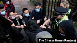 中國駐曼徹斯特領事館工作人員正在把反中共“二十大” 的示威者扯入領事館內進行毆打。 （2022年10月16日）