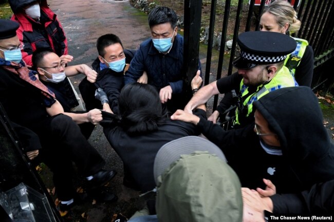 中国驻曼彻斯特领事馆工作人员正在把反中共“二十大” 的示威者扯入领事馆内进行殴打。（2022年10月16日）