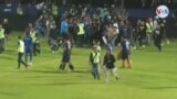 Estampida en estadio en Indonesia deja 125 muertos