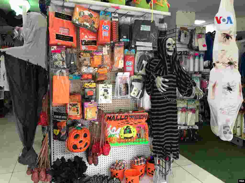 Artículos de Halloween son expuestos en diversas tiendas de Caracas desde octubre. [Foto: Carolina Alcalde, VOA]