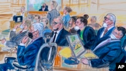 Este boceto de artista representa el juicio del líder de Oath Keepers, Stewart Rhodes, (centro) y otros cuatro acusados de conspiración sediciosa en el ataque al Capitolio del 6 de enero de 2021, en Washington, el 6 de octubre de 2022.