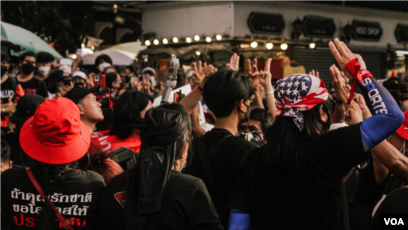 Hundreds in Bangkok Protest Court Ruling Allowing Thai PM to Stay