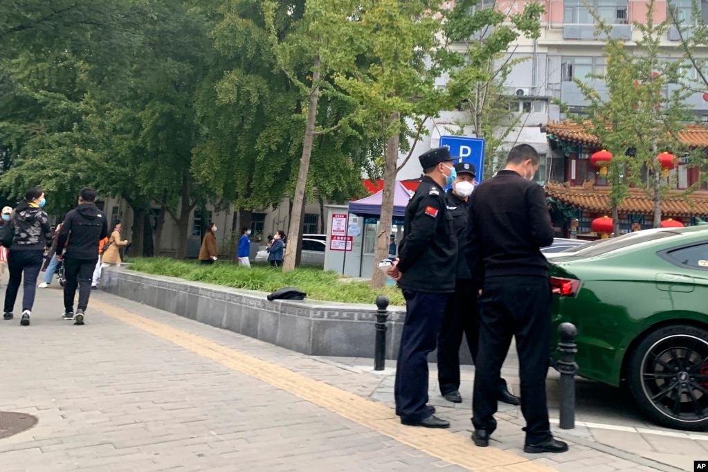 北京警察在海淀区四通桥附近巡逻。（2022年10月13日）(photo:VOA)