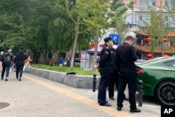 北京警察在海淀区四通桥附近巡逻。（2022年10月13日）