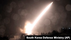 Vojni taktički raketni sistem (ATACMS) ispaljuje raketu tokom zajedničkih vojnih vežbi SAD i Južne Koreje, na nedefinisanoj lokaciji, na fotografiji koju je objavilo južnokorejsko ministarstvo odbrane, 5. oktobra 2022.