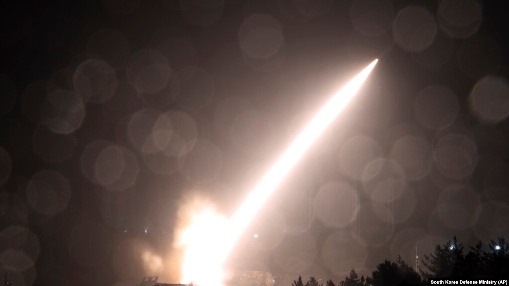 韩国国防部发布的一张陆军战术导弹系统ATACMS发射时的照片。这是韩国和美国联合军演时韩国发射的战术导弹。(photo:VOA)