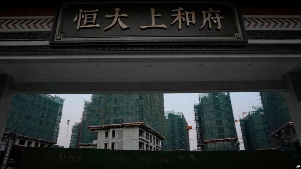 资料照：恒大集团在上海一处建筑工地的入口。（2022年1月4日）(photo:VOA)