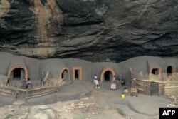 Cette vue aérienne montre le site des grottes de Kome dans le district de Berea, au Lesotho, le 9 octobre 2022.