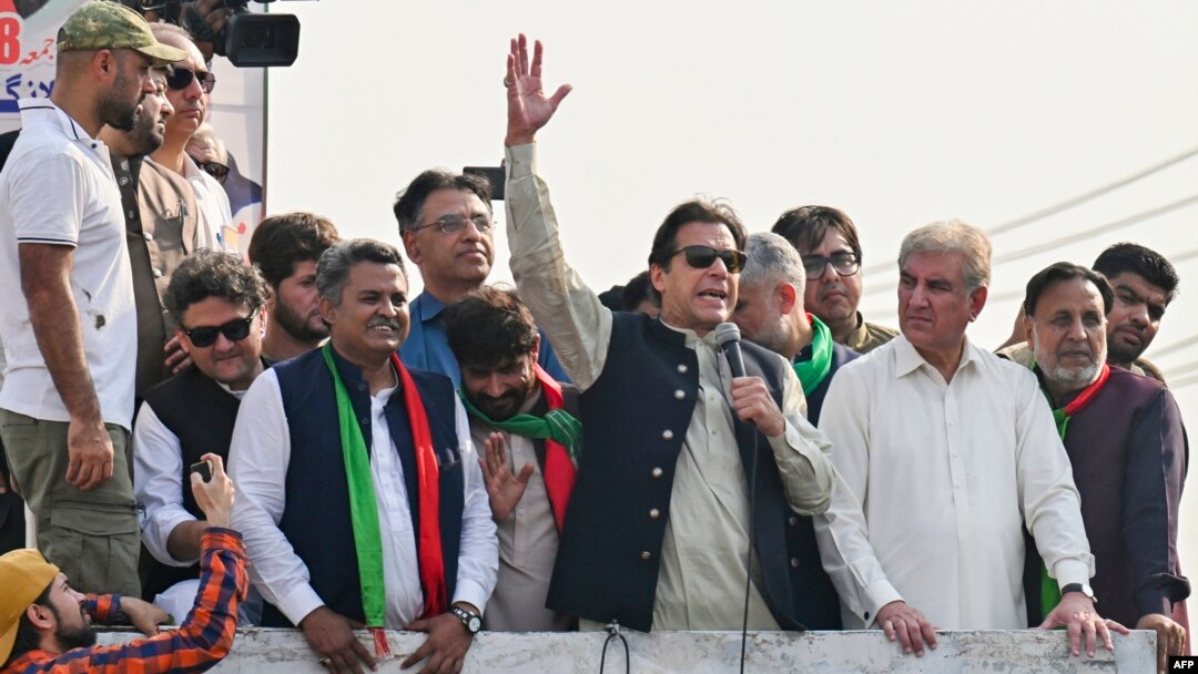 د عمران خان ځان ته پاک او سیاسي مخالف ته د “غل” ویلو بیانیې ته د پاکستان د انتخابي کمېشن هغې فیصلې هم زیان رسولی چې وايي عمران خان د سرکاري خزانې نه په ارزانه بیعه د اخستل شوو تحفو په اړه یا ناسم معلومات ورکړي وو او یا یې ځېني معلومات د کمېشن نه پټ ساتلي وو
