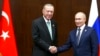 El presidente de Rusia, Vladimir Putin, a la derecha, y el presidente de Turquía, Recep Tayyip Erdogan durante su reunión al margen de la cumbre de la Conferencia sobre Interacción y Medidas de Fomento de la Confianza en Asia, en Astana, Kazajstán, el 13 de octubre de 2022.