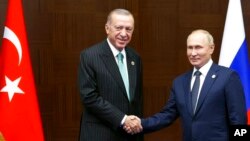 El presidente de Rusia, Vladimir Putin, a la derecha, y el presidente de Turquía, Recep Tayyip Erdogan durante su reunión al margen de la cumbre de la Conferencia sobre Interacción y Medidas de Fomento de la Confianza en Asia, en Astana, Kazajstán, el 13 de octubre de 2022.