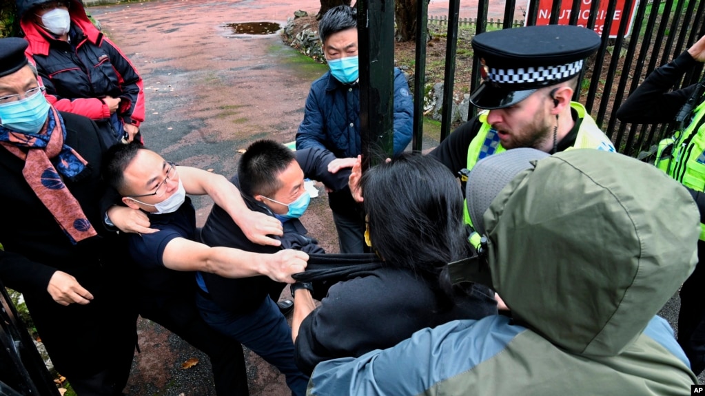 网上流传的视频和图片显示，中国驻曼彻斯特总领馆工作人员把一名男子硬拖进领事馆大门，随后一群带着口罩的领馆人员把他按倒在地上殴打。(photo:VOA)