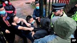 网上流传的视频和图片显示，中国驻曼彻斯特总领馆工作人员把一名男子硬拖进领事馆大门，随后一群带着口罩的领馆人员把他按倒在地上殴打。