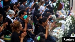 Keluarga korban berdoa saat upacara keagamaan untuk mendoakan korban meninggal, di luar tempat penitipan anak, yang menjadi lokasi penembakan massal di kota Uthai Sawan, di provinsi Nong Bua Lam Phu, Thailand, 9 Oktober 2022