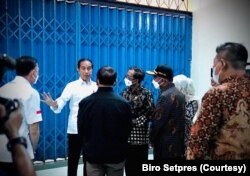 Presiden Joko Widodo meninjau Stadion Kanjuruhan di Malang usai terjadinya tragedi yang menewaskan ratusan orang. (Foto: Courtesy/Setpres)