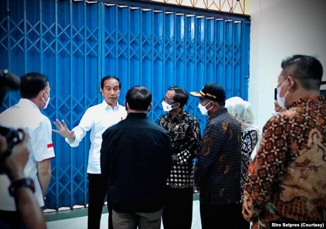 Presiden Joko Widodo meninjau Stadion Kanjuruhan di Malang usai terjadinya tragedi yang menewaskan ratusan orang. (Foto: Courtesy/Setpres)