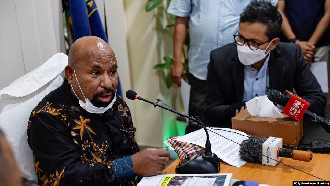 Gubernur Papua Lukas Enembe berbicara di samping Direktur Eksekutif Amnesty International Indonesia Usman Hamid dalam pertemuan di Jakarta, 27 Mei 2022. (Foto: REUTERS/Willy Kurniawan)