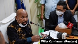 Gubernur Papua Lukas Enembe berbicara di samping Direktur Eksekutif Amnesty International Indonesia Usman Hamid dalam pertemuan di Jakarta, 27 Mei 2022. (Foto: REUTERS/Willy Kurniawan)