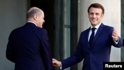 Presiden Prancis Emmanuel Macron menyambut Kanselir Jerman Olaf Scholz sebelum pertemuan di Istana Elysee di Paris, Prancis, 26 Oktober 2022. (Foto: REUTERS/Sarah Meyssonnier)