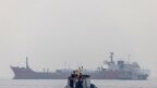 Tàu chở ngũ cốc theo thỏa thuận Biển Đen chờ qua Eo biển Bosphorus tại bờ biển Yenikapi ở Istanbul, Thổ Nhĩ Kỳ ngày 31/10/2022.