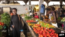 ARCHIVES -Des femmes dans un marché à Brazzaville, en République du Congo, le 22 juillet 2015.