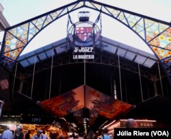 El arco modernista de la entrada al mercado fue diseñado por el arquitecto catalán Antoni de Falguera.