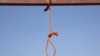 Salah satu dari enam jerat disiapkan untuk pria yang dijatuhi hukuman mati di sebuah penjara di Kabul, Afghanistan. Penguasa Taliban Afghanistan pada Rabu (7/12) melakukan eksekusi publik pertama terhadap seorang laki-laki yang dituduh melakukan pembunuhan. (Foto: AP)