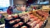 资料照片：美国伊利诺伊州的民众在挑选食品（2022年7月4日）