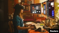 Una mujer sentada en un escritorio trabaja en pantallas virtuales usando el dispositivo Quest Pro de Meta, que la compañía está presentando como una herramienta de productividad. Meta/ a través de REUTERS.